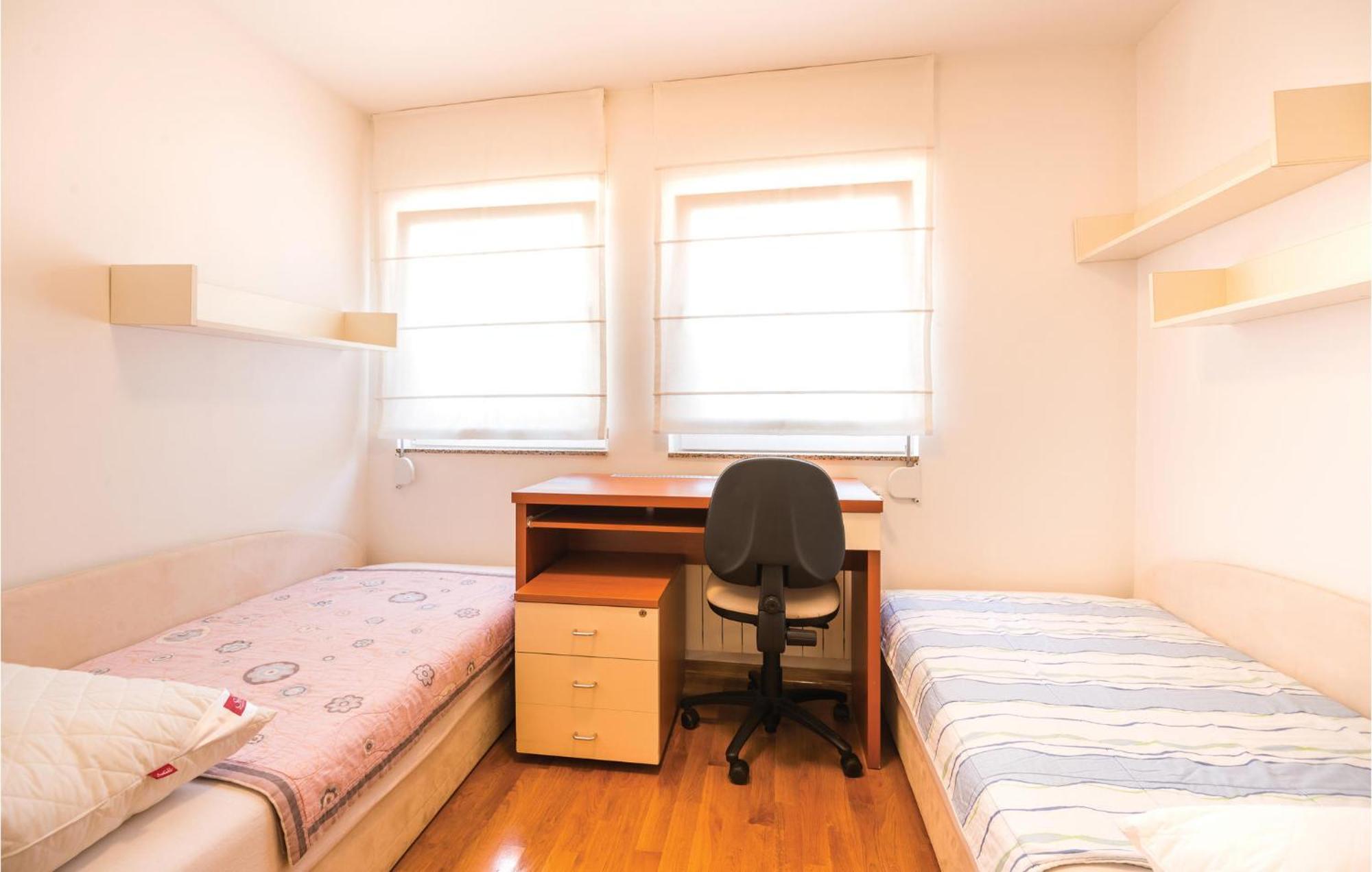 Cozy Apartment In Rijeka With Kitchen エクステリア 写真